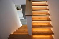 Architektenhaus, Betontreppe mit Holzstufen und Beleuchtung, LED, Hausbau in NRW