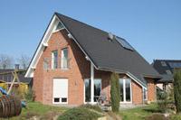 Haustyp Bochum Wattenscheid, Massivhaus Klassiker in NRW, Solar, Balkon, Tonnendach - Gaube, Dachschleppe mit Säulen, Spitzerker