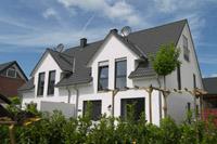 Doppelhaus Massivhaus in NRW, Putzbau, farbige Fenster, Satteldachgauben, Ausbauten, Schornstein