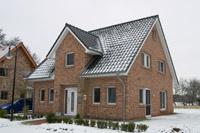 Haustyp Wesel, Dreigiebelhaus Massivhaus in NRW, Erker, Hauseingang überdacht, Carport + massiven Geräteraum, Erdwärmepumpe