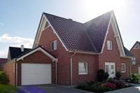 Haustyp Fröndenberg - Friesenhaus, Landhaus in NRW, 3-Giebel-Haus, Trapezgaube, Friesengiebel, Garage mit Satteldach, Erker, Fernwärme Heizung