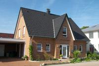 Haustyp Menden - Landhaus, Friesenhaus, 4-Giebel-Haus, Klinkerbauweise, Sprossenfenster, Rundbögen über Fenster (Stich), Viergiebelhaus, Wärmepumpe, Carport