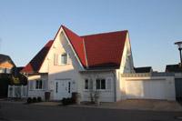 Haustyp Wattenscheid - Friesenhaus in Putzbauweise mit Fensterläden / Klappläden, Friesengiebel, Landhaus, Garage mit Zink - Umrandung