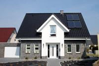 Haustyp Duisburg, Massivhaus Hausbau NRW, Solaranlage, Fronspieß, Haustür überdacht, Lisenen Putz - Klinker, Satteldach