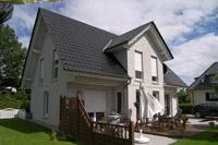 Haustyp Dortmund, Klassisches 4-Giebel-Haus NRW, sichtbare Pfettenköpfe, Schornstein, weißer Klinkerstein