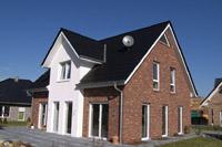 Haustyp Mülheim an der Ruhr, Einfamilienhaus Fertighaus mit Fronspieß, Dachschleppe, Putz - Klinker Kombi