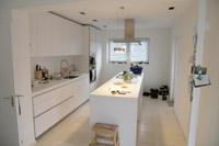 Langer Küchentresen / Küchenzeile im Neubau Massivhaus - zwo ARCHITEKTEN HAUS - Designhaus