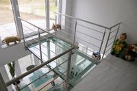 Wohnbrücke aus Glas / Glasbelag zum Balkon, Neubau Massivhaus - zwo ARCHITEKTEN HAUS