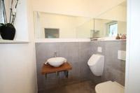 Gäste-WC mit Urinal, Gäste Bad, WC im Neubau Massivhaus - zwo ARCHITEKTEN