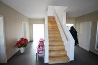 Grerade Treppe, geradläufige Treppe, Betontreppe mit Oberbelag aus Holz - Massivhaus Architektenhaus von zwo ARCHITEKTEN - NRW