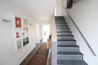 Grerade Treppe, geradläufige Treppe, Betontreppe mit Fliesen - Massivhaus Architektenhaus von zwo ARCHITEKTEN - NRW