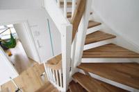 Holztreppe zum Spitzboden - Massivhaus Architektenhaus von zwo ARCHITEKTEN - NRW