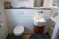 Gäste-WC mit Design-Fliesen, Gäste Bad, WC im Neubau Massivhaus - zwo ARCHITEKTEN