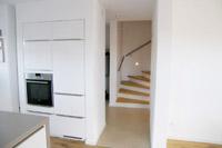 Küchenzeile in der Wanbd eingelassen im Neubau Massivhaus - zwo ARCHITEKTEN HAUS - Designhaus
