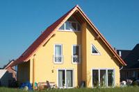 Haustyp Iserlohn, Klassisches Massivhaus in Putzbauweise in NRW, Panoramafenster, Erker, DFF, Schornstein, Dachsparren