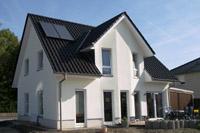 Haustyp Waltrop Datteln, Putzbau in NRW, thermische Solaranlage, Dreifachverglasung, Giebel mit Satteldach, Massivbau